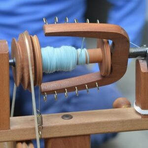Spindel mit hellblauer Wolle_Quadrat