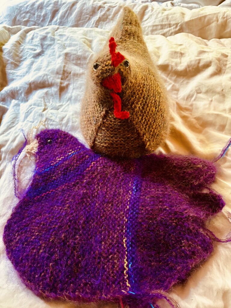 zwei gestrickte Hühner